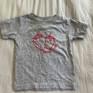 Raok Nature’s Candy strawberry tee, gray, size 6M
